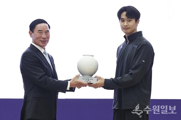 제72회 경기도체육대회 시상식에서 이원성 경기도체육회장(왼쪽)이 화성특례시 소속 백인철 선수에게 MVP 상패를 수여하며 기념촬영을 하고 있다. (사진=화성시)