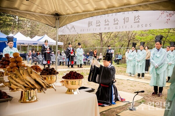 조성대 남양주시의회 의장(정면)이 '제27회 천마산 산신제’에서 헌주를 하고 있다. (사진=남양주시의회)