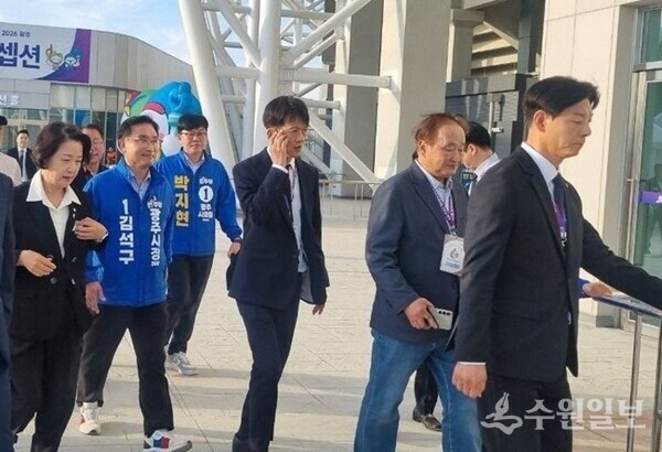 광주 G-스타디움에서 열린 ‘2026 경기도체육대회’ 개막식에서 김석구 광주시장 예비후보(왼쪽 두번째)가 추미애 경기도지사 후보(왼쪽 첫번째)와 함께 행사장으로 입장하고 있다. (사진=김석구 광주시장 예비후보)