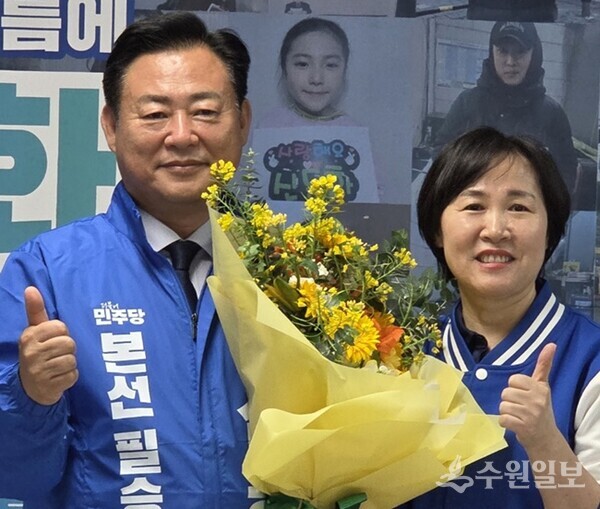 신동화 예비후보가 더불어민주당 구리시장 후보로 최종 선출된 뒤 기념촬영을 하고 있다. (사진=신동화 구리시장 후보)