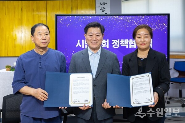 박승원 더불어민주당 광명시장 예비후보(가운데)가 18일 광명시민의회 포럼과 정책협약을 체결한 뒤 기념촬영을 하고 있다. (사진=박승원 광명시장예비후보사무소)