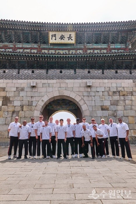 오지에프씨(OGFC) 선수들이 19일 장안문 앞에서 기념촬영을 하고 있다. (사진제공=슛포러브)