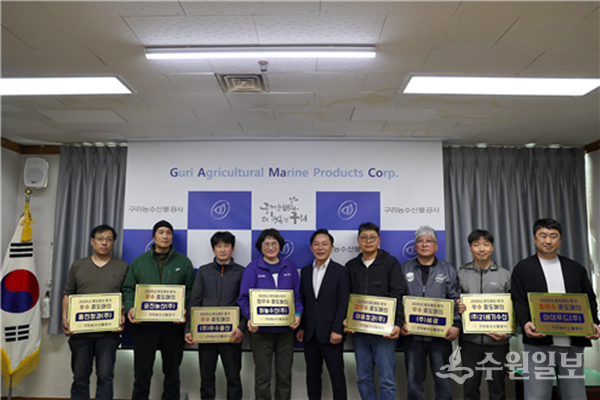 김진수 구리농수산물공사 사장(가운데)이 우수 중도매인들과 함께 기념촬영을 하고 있다. (사진=구리농수산물공사)
