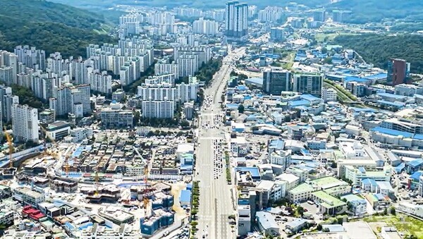 오전동 노후 공업지역 전경. 사진 중앙 경수대로 기준 오른쪽 위 부분이 오전동 공업지역. (사진=의왕시)