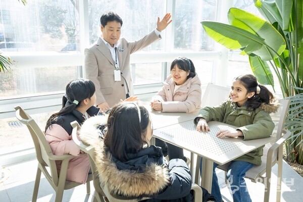 지난해 수원시청으로 현장학습을 온 지역아동센터를 이용하는 아동들이 새빛민원실을 이용하고 있다.(사진=수원시)