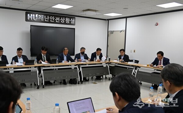 한병홍 화성도시공사 사장(오른쪽 첫번째)이 청렴 실천 강화를 위한 고위직 자율과제 보고회를 주재하고 있다. (사진=HU공사)