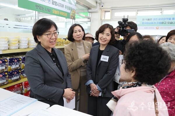 최혜민 광명시장 권한대행(가운데)이 정은경 보건복지부장관과 함께 센터 이용자와 소통하고 있다. (사진=광명시)