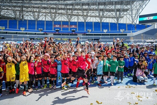 ‘2026 용인특례시 풋살연맹과 용인FC가 함께하는 유소년 풋살 대회’에 참가한 어린이들이 환호성을 올리고 있다. (사진=용인FC)