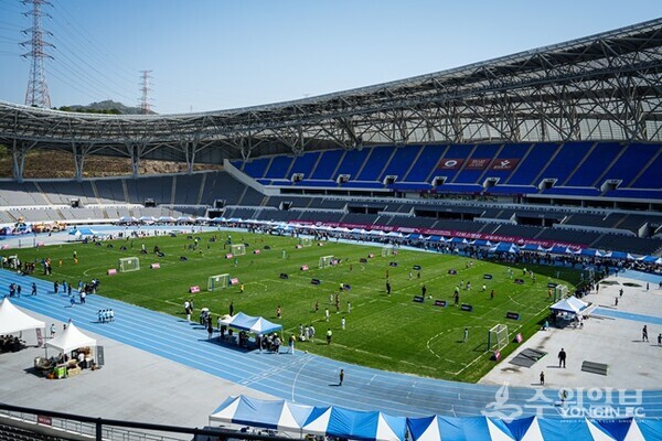 ‘2026 용인특례시 풋살연맹과 용인FC가 함께하는 유소년 풋살 대회’가 열린 용인미르스타디움 주경기장 모습. (사진=용인FC)
