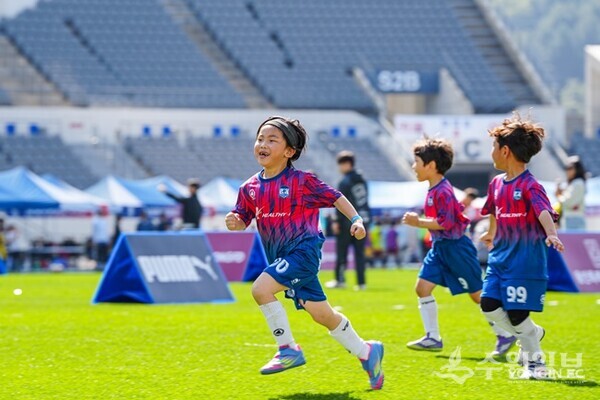 유소년 풋살 대회에 참가한 어린이들이 경기를 하고 있다. (사진=용인FC)