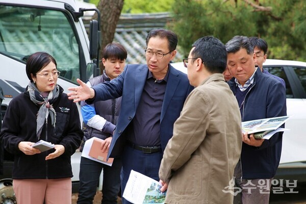 이일희 장안구청장(가운데)이 관계부서 공무원들과 효행공원 현장에서 합동 현장점검을 실시하고 있다. (사진=수원시 장안구)