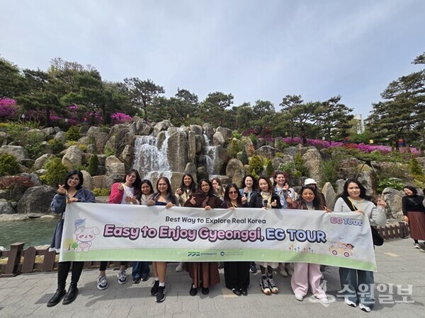 EG투어 외국인 이용객들이 경기도내 관광지에서 기념촬영을 하고 있다. (사진=경기도)