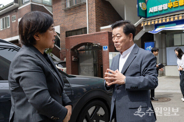 박승원 광명시장 예비후보(오른쪽)가 21일 광명시 그냥드림사업과 푸드마켓 현장을 방문한 정은경 보건복지부 장관에게 '광명형 생활복지'에 대해 설명을 하고 있다. (사진=박승원 광명시장 예비후보)