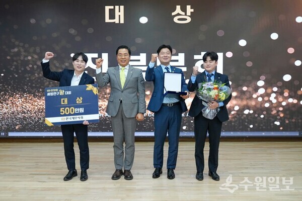 구재이 회장(왼쪽 두번째)이 대상을 수상한 광주지방세무사회의 전북분회팀과 기념촬영을 하고 있다.(사진=한국세무사회)
