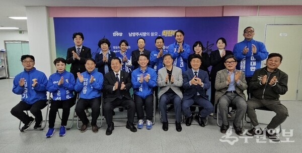 최현덕 예비후보(앞줄 가운데)와 김홍걸 전 의원(앞줄 오른쪽 네번째), 김병주 의원(앞줄 왼쪽 네번째) 등이 기념촬영을 하고 있다. (사진= 최현덕 남양주시장 예비후보)
