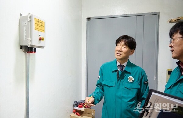 김광덕 여주시 부시장(정면)이 현장에서 시설물을 점검하고 있다. (사진=여주시)