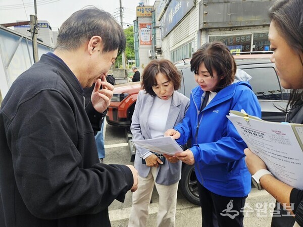 황소제 더불어민주당  광주시의회 의원(푸른색점퍼)이 관계공무원들과 함께 석축 붕괴 우려현장을 찾아 대응책을 논의하고 있다. (사진=황소제 광주시의원)