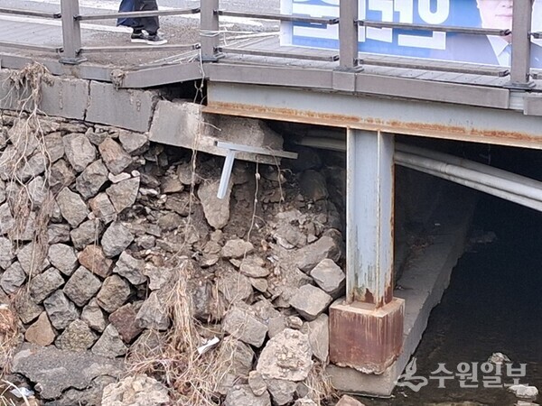 생태천~세말천 합류지점인 신현동 일대 교각의 석축지반이 내려앉고 있다. (사진=황소제 광주시의회 의원)