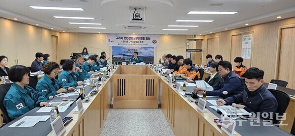 엄진섭 부시장(정면)이 '26 구리 유채꽃 축제’안전관리실무위원회를 주재하고 있다. (사진=구리시)