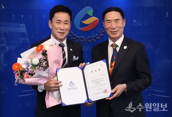 이원성 경기도체육회장(오른쪽)과 배우 이원하씨가 기념촬영을 하고 있다. (사진=경기도체육회)