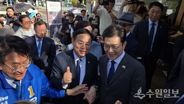 신동화 구리시장 예비후보(가운데)가 ‘아지오’ 오프라인 매장 오픈세레모니에 참석하고 있다.(사진=신동화 구리시장 예비후보)