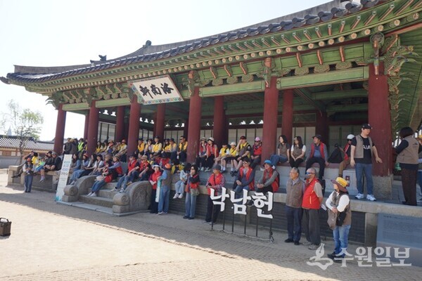 (사)한국국가유산지킴이연합회와 경인권거점센터가 주관한 ‘2026 내 고장 국가유산 가꾸는 날’ 행사 참가자들이 낙남헌에서 설명을 듣고 있다. (사진=화성연구회)