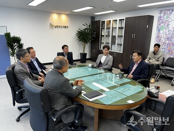 이계문 남양주도시공사 사장(오른쪽 첫번째)이 박종운 한국전력공사 경기북부본부장 등 관계자들과 함께 간담회를 갖고 있다. (사진=남양주도시공사)