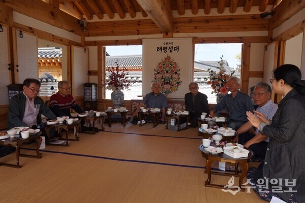 ‘수원화성 태평성대’에 초청받아 ‘혜경궁 궁중다과 체험’을 하는 수원화성행궁 복원추진위원들. (사진=김우영)