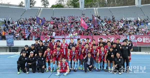 용인FC가 홈경기에서 승리를 거둔 뒤 기념촬영을 하고 있다. (사진=용인FC)