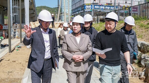 신계용 과천시장(가운데)이 관계자들과 함께 제2경인체육시설 조성공사 현장을 점검하고 있다. (사진=과천시)