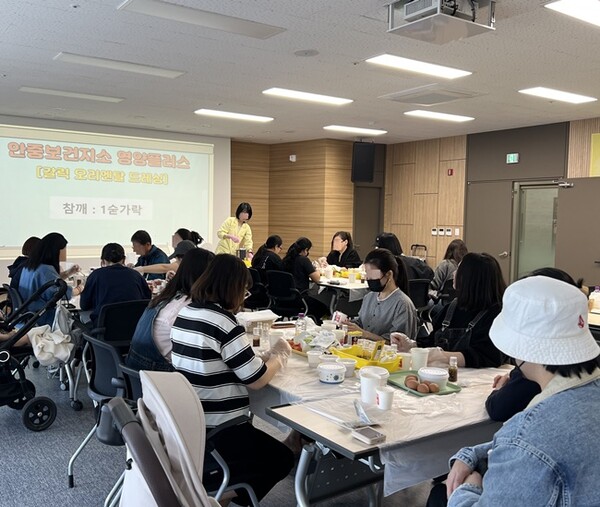 평택시 안중보건지소가 24일 영양플러스사업 참여 대상자인 임신·출산·수유부와 영유아 보호자들을 대상으로 보충식품을 활용한 요리 실습 교육을 하고 있다. (사진=평택시)
