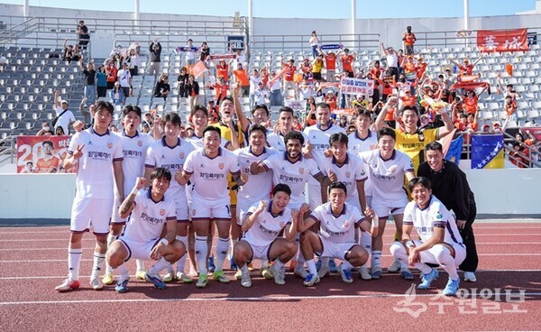화성FC 선수단이 원정 승리 후 관중석 앞에서 팬들과 함께 기념촬영을 하고 있다. (사진=화성FC)