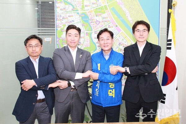오후석 전 경기도 행정부지사(왼쪽 첫번째)를 비롯, 김용만 국회의원(왼쪽 두번째), 강병덕 하남시장 예비후보(오른쪽 두번째), 서정완 전 대통령 정무수석실 행정관 등이 손을 맞잡고 있다. (사진=강병덕 하남시장 예비후보)