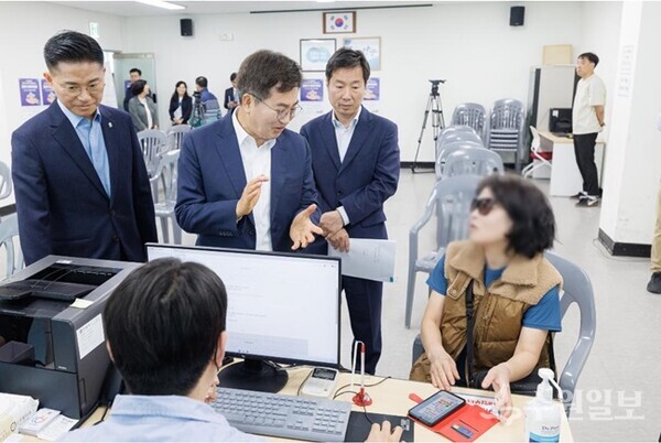27일 오전 안양시 관양동 행정복지센터를 찾은 김동연 경기도지사가 고유가 피해지원금 신청 도민의 의견을 청취하고 있다. (사진=경기도)