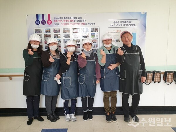 신동화 구리시장 예비후보(오른쪽 첫번째)가 급식 자원봉사자들과 함께 기념촬영을 하고 있다. (사진=신동화 구리시장 예비후보)