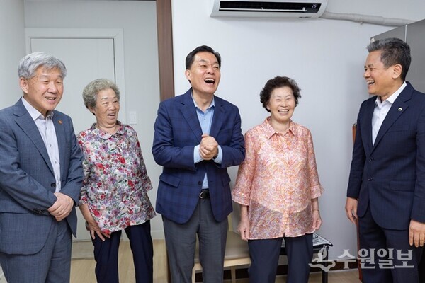 지난해 8월 수원에 거주하고 있는 독립유공자 후손 집수리 지원사업 완료 가구에서 집들이가 열려 관계자들이 축하를 하고 있다.(사진=수원시)