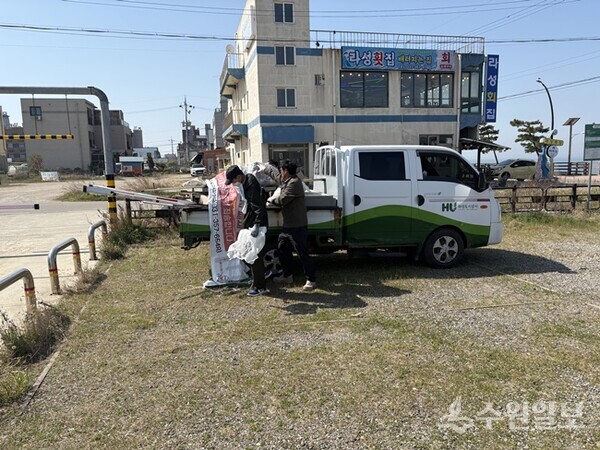 화성도시공사 직원들이 제부도 권역 공영주차장 주변에서 환경정비 활동을 펼치고 있다. (사진=HU공사)