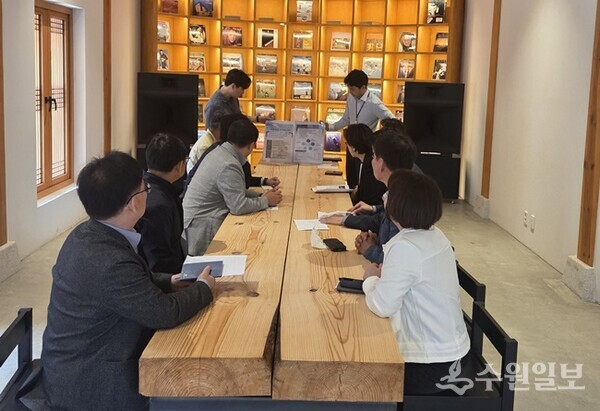 지난 4월 23일 수원시 결산검사위원들이 2025회계연도 결산과 관련한 주요 사업 추진 현장을 점검하고 있다. (사진=수원시)