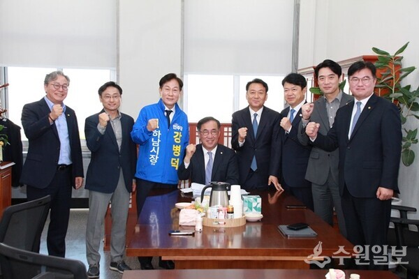 강병덕 하남시장 예비후보와 이광재 하남시 갑 국회의원 예비후보가 국토교통위원회 위원장 및 국토교통위원들과 면담을 마치고 파이팅을 외치고 있다. 왼쪽부터 손명수 국회의원, 오후석 전 경기도 부지사, 강병덕 하남시장 후보, 맹성규 국토교통위원회 위원장, 이광재 하남갑 국회의원 후보, 복기왕 국회의원, 한준호 국회의원, 정준호 국회의원. (사진=강병덕 하남시장 예비후보)