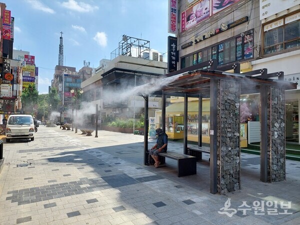 지난해 철산상업지구 로데오거리에서 가동 중인 증발냉방장치(쿨링포그). (사진=광명시)