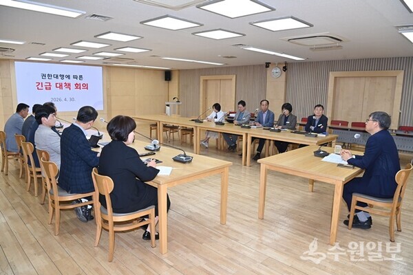공정식 하남시장 권한대행(오른쪽)이 권한대행에 따른 긴급 대책회의를 주재하고 있다. (사진=하남시)