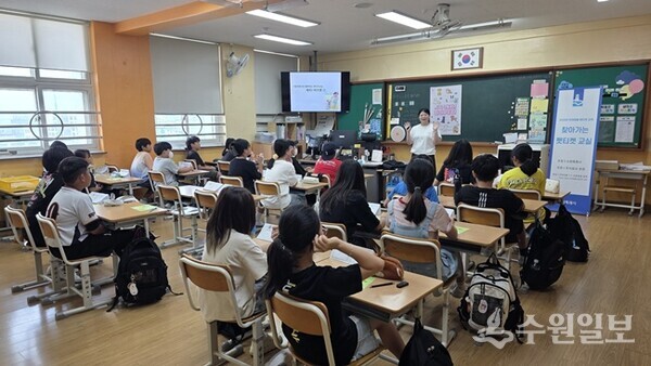 수원시가 지난해 한 초등학교에서 ‘찾아가는 펫티켓 교실’을 열고, 학생들에게 반려동물 에티켓 교육을 하고 있다. (사진=수원시)