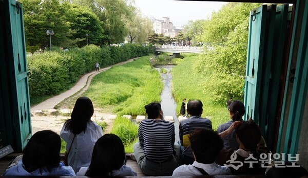 더운 여름날 화홍문에 앉아 광교산에서 수원천을 타고 내려오는 바람을 느끼는 것도 성안에 사는 기쁨 중의 하나다. (사진=김우영)