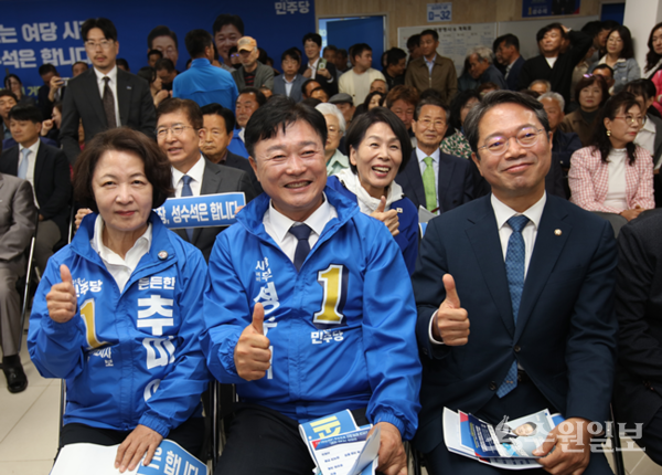 성수석 이천시장 후보(가운데)와 추미애 경기도지사 후보(왼쪽 첫번째) 등이 파이팅을 외치고 있다. (사진=성수석 이천시장 예비후보)