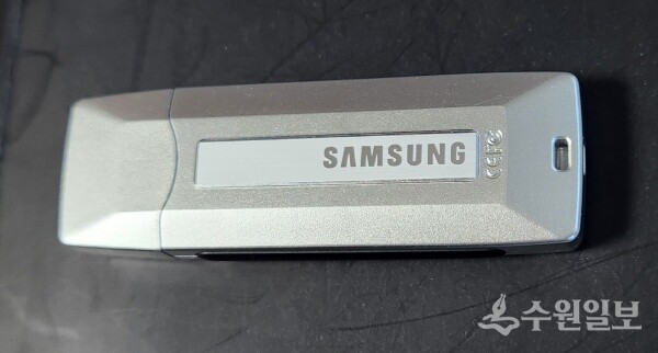 과거 삼성전자에서 생산했던 256MB 용량의 USB 메모리. (사진=김진호 기자)