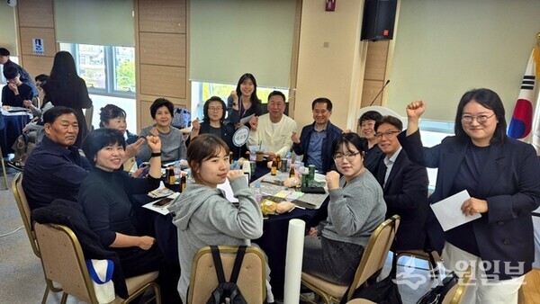 수원시 팔달구 매교동 주민들이 우리동네 자치계획 수립 모임에서 기념촬영을 하고 있다. (사진=수원시)