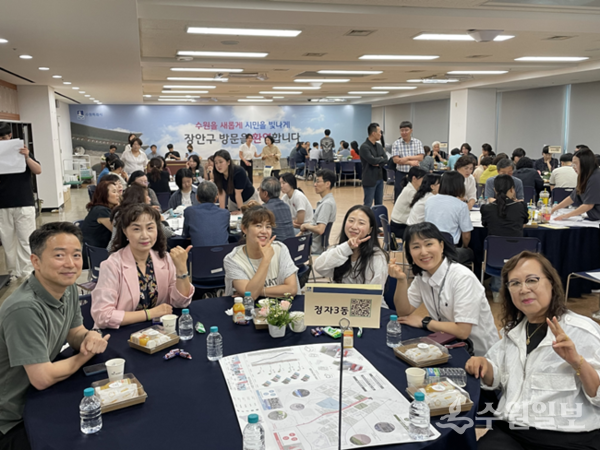 수원시 장안구 정자3동 주민들이 우리동네 자치계획 발표를 준비하며 기념촬영을 하고 있다. (사진=수원시)