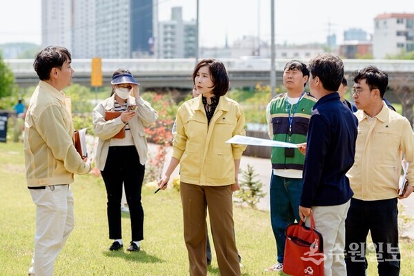 윤영미 오산시장 권한대행(왼쪽 세번째)이 은계동 오산천 일대 불법 시설물 현장을 직접 방문, 관계자 설명을 경청하고 있다. (사진=오산시)