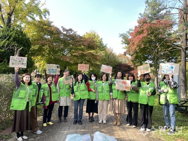 수원시 탄소중립 그린도시 사업의 사회전환 사업 일환으로 주민실천단이 캠페인을 진행하고 있다. (사진=수원시)