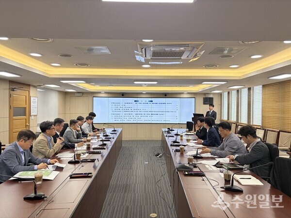 경기도가 7일 한국전력공사 경인건설본부에서 ‘도로-전력망 공동건설 실무협의체 킥오프(Kick-off)회의’를 갖고 있다. (사진=경기도)